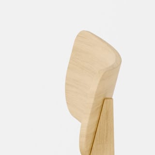 Ash veneer: close-up of Reine S side chair