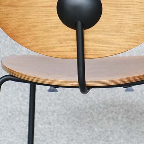 Metal: close-up of Ovni chair