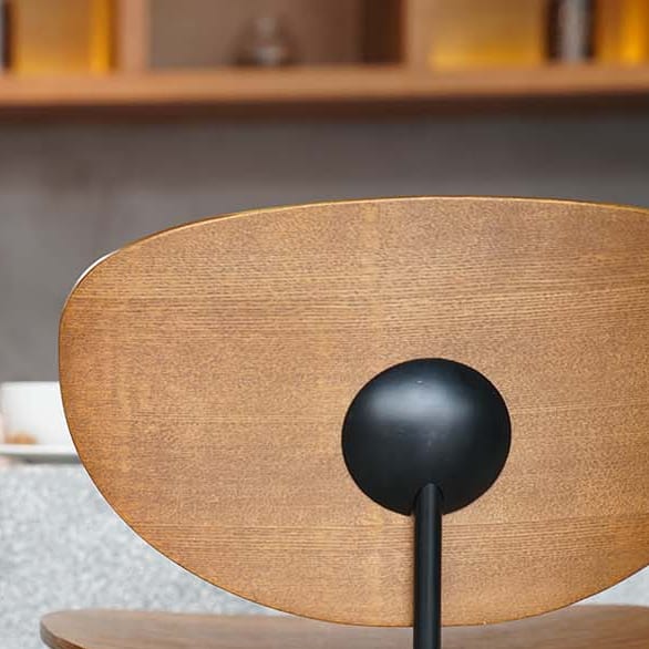 Wood stain: close-up of Ovni chair